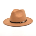 Vue latérale du chapeau Fedora classique en feutre camel avec ruban noir et boucle dorée - M (56-58cm) / Chameau