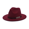 Détail d'un chapeau fedora en laine bordeaux avec ruban en cuir noir et boucle dorée - M (56-58cm) / Bordeaux