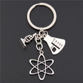 Zilveren wetenschapsdocent sleutelhanger met microscoop, bekerglas en atoom hangers - Wetenschapslab Thema (5) / 100ml Bekerglas Model