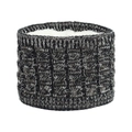 Nahaufnahme eines Baby-Strickschals mit weichem Fleecefutter und Zopfmuster-Stil - Halswärmer / Schwarz Grau Weiß Mix
