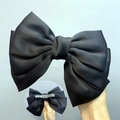 Große schwarze Satin-Haarschleife mit dreilagigem Band und robustem Metall-Federclip - Federclips / Schwarz