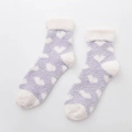 Calze in pile corallo viola chiaro con motivi a cuore e bordo bianco peloso - Taglia unica / Cuore Viola