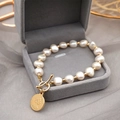 Bracciale di perle barocche d'acqua dolce con ciondolo a moneta dorata e chiusura a T - Stile Ciondolo a Moneta / Bianco/Oro