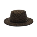 Detailaufnahme des Leoparden-Wollfilzhutes mit schwarzem Lederband und goldener Schnalle - M(56-58cm) / Armeegrün