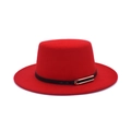 Dettaglio cappello boater rosso in lana con cinturino in pelle nera e fibbia dorata - M (56-58cm) / Rosso