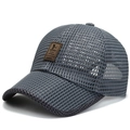 Donkergrijze ademende mesh baseballpet met een hoogwaardige bruine lederen patch - Koffielabel / donkergrijs