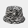Gros plan sur le motif zébré et les coutures détaillées d'un chapeau bob en toile - M / Blanc (Imprimé Zèbre)