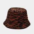 Gros plan sur le motif zébré et les coutures du chapeau bob en coton marron - M / Marron (Imprimé Tigre)