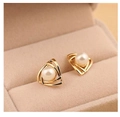 Minimalistische Golddreieck-Ohrringe mit weißer Perle in einer rosa Schmuckschatulle - Dreieck Perlenstecker / Gold