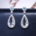 Luxe peervormige druppeloorbellen met zirkonia halo en blauwe accentstenen voor dames - Witgoud