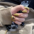 Ματ λαδί stiletto τεχνητά νύχια με μαύρα σχέδια πεταλούδας σε γυναικείο χέρι - Ματ Μουστάρδα Κίτρινο Στυλ Πεταλούδας (JP830)