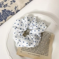 Chouchou de style français avec motif à pois bleus sur un socle en tissu blanc - Blanc à pois