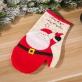 Guanto da forno natalizio con Babbo Natale su tavolo in legno e rami di pino - Guanto con Babbo Natale