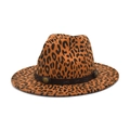 Detail van luipaardprint fedora hoed met een lederen band en vintage bronzen klinknagels - M (56-58cm) / Khaki