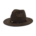 Detail van de fedora-hoed met luipaardprint, bruine leren band en metalen gespdetails - M (56-58cm) / Legergroen