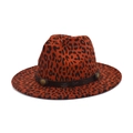 Detail van de oranje fedora hoed met luipaardprint en bruine lederen band met studs - M (56-58cm) / Bordeauxrood