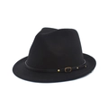 Gros plan détaillé d'un chapeau fedora noir avec rivets dorés sur bande en cuir - M (56-58cm) / Noir