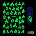 Autocollants ongles flammes vert fluo montrant le motif détaillé sur base bleu foncé - Lumineux 04-Série Flammes A (XF3279YG)