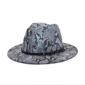 Detail van fedora hoed met slangenprint, zwarte leren band en goudkleurige metalen studs - M (56-58cm) / Blauw