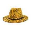 Detail van gele wollen hoed met pythonprint en zwarte band met metalen studs - M (56-58cm) / Geel