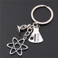 Zilveren leraar sleutelhanger met microscoop, fles en atoom charms op zwarte basis - E433-Microscoop Beker Atom Stijl