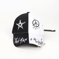 Dettaglio cappello bicolore con anelli in metallo e stampa graffiti con stelle - Regolabile / Patchwork Nero e Bianco