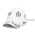 Dettaglio del cappellino bianco con anelli metallici e design graffiti in stile street - Regolabile / Bianco
