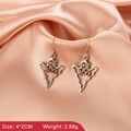 Dettaglio degli orecchini a fantasma BOO in argento 4x2 cm su seta color champagne - Stile Fantasma BOO Canna di Fucile