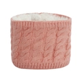 Nahaufnahme eines rosa gestrickten Baby-Halswärmers mit weichem weißem Fleece-Futter - Halswärmer / Altrosa