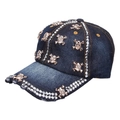 Détails des rivets têtes de mort dorées et strass sur la casquette en jean bleu foncé - Crâne