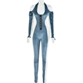 Detail des blau-weißen Samt-Jumpsuits mit Frontreißverschluss und HOT-Textstickerei - S / Blau