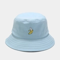 Bob en coton bleu clair avec broderie de banane jaune sur un fond uni minimaliste - M (56-58cm) / Banane Bleu