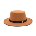 Cappello boater classico in feltro di lana cammello con nastro in pelle nera e fibbia d'oro - M (56-58cm) / Cammello