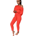 Dettaglio del set in maglia rossa con maglione con spalle scoperte e pantaloni - Arancione Brillante