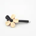 Minimalistische Blumen-Haarklammer mit cremefarbenen Blüten und schwarzem Edelstein - Reisschwarz