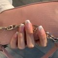 Unghie finte French con bordi bianchi smussati e piccoli strass decorativi - Stile Strass Francese a Punta V (JP837)