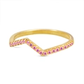Detailopname van gouden V-vormige ring met micro-pave gezette roze zirkoon - US 6 / Roze Zirkonia