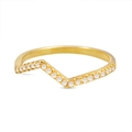 Detailweergave van een V-vormige gouden ring met micro-ingelegde heldere zirkoonstenen - US 6 / Witte Zirkonia