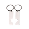 Dettaglio del set portachiavi a cuore in acciaio inossidabile lucido per coppie su bianco - Set Argento