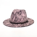 Stijlvolle Fedora hoed met roze en zwarte slangenprint en gedecoreerde leren band - M (56-58cm) / Roze