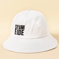 Cappello pescatore in cotone bianco con ricamo nero SYAM EIDE e stile urbano minimalista - M (56-58cm) / Bianco
