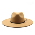 Klassieke bruine wollen fedora hoed met brede rand en zwart lederen band detail - camel