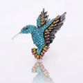 Broche colibri exquise avec strass bleus et accents de cristaux multicolores - Bleu Clair Base Argentée