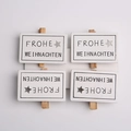 Set di 4 mollette natalizie in legno bianco con scritta Frohe Weihnachten e stelle - Set di 4 / Bianco