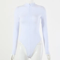 Detailansicht weißer Langarm-Bodysuit mit Stehkragen und vorderem Reißverschluss - M / Weiß