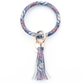 Dettaglio portachiavi a bracciale in pelle PU paisley con anelli dorati e nappa a frangia - Boho