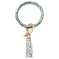 Détail du porte-clés bracelet en cuir PU imprimé léopard avec fermoir doré et gland - Léopard Camouflage