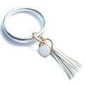 Detail van zilveren PU-lederen armband-sleutelhanger met franje en witte bedel - Zilver