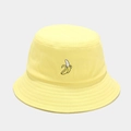 Bob en coton jaune avec un motif de banane brodé détaillé sur un fond uni minimaliste - M (56-58cm) / Banane Jaune