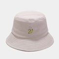 Bob en coton beige avec broderie minimaliste de banane jaune sur le devant - M (56-58cm) / Beige Banane